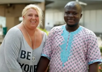 Angela (58) heeft de liefde gevonden in Nigeria: “Hij is stapelgek op mij”