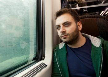 Bart (36) wil geen mensen naast zich in de trein: “Die tas ligt daar niet voor niets”