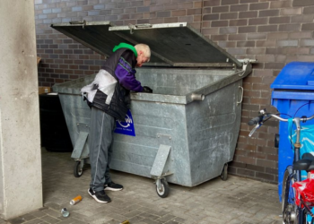 Denny (46) graait elke dag blikjes uit prullenbakken: “Anders kan ik mijn katten niets te eten geven”