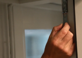 Dit geheime knopje op jouw raamkozijn activeert de winterstand waarmee je flink kan besparen (Zo werkt het)