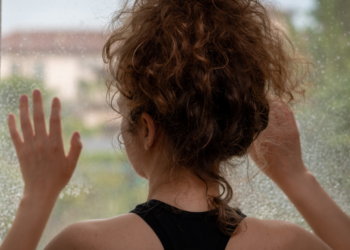 Eline (32): “De buurman laat zijn afval gewoon naast de container staan, moet ik een melding maken?”