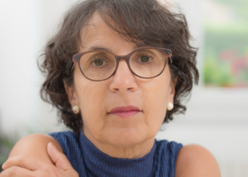 Els (51): “De buren wilden weten waarom ik nu al die lelijke kerstlampjes in de tuin heb hangen”