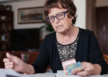 Els (72): “Ik heb mijn familie uitgenodigd voor een kerstdiner, maar eigenlijk laat mijn pensioen het niet toe”
