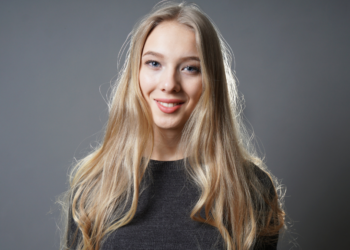 Fleur (20): “Ik krijg 2000 euro per maand aan leefgeld van mijn ouders”