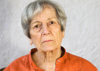 Hanneke (58): “Mijn kleinkinderen zitten alleen maar op hun telefoon, is dit nu normaal?”