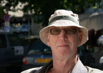 Hans (61): “Mijn zoon verdient meer dan ik, maar hij verwacht dat ik zijn rekeningen blijf betalen”