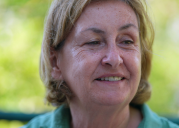 Henny (53): “Ik heb de politie gebeld omdat mijn buurvrouw rookt in de tuin”