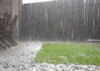 Herfstweer barst los: Guur weer met regen, hagel en zelfs de eerste sneeuw