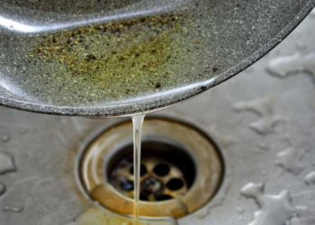 Je mag nooit hete olie door je gootsteen afgieten: Dit is waarom