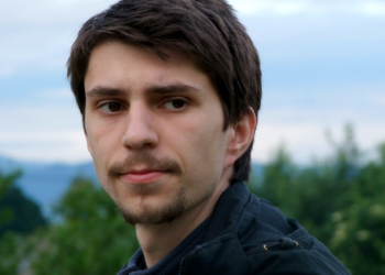 Jonathan (25) heeft een relatie met Loes (16): “Mensen maken me altijd voor van alles uit”