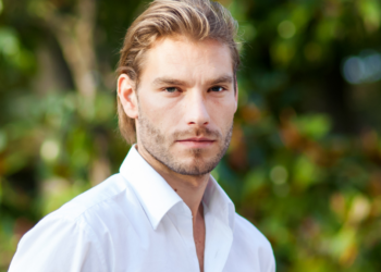 Joost (32): “Hand geven, elleboog tikken, of niets doen? Het is nu altijd ongemakkelijk”