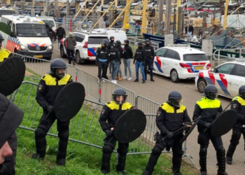 KOZP demonstranten bekogeld met eieren door dorpelingen tijdens Sinterklaasintocht in Yerseke