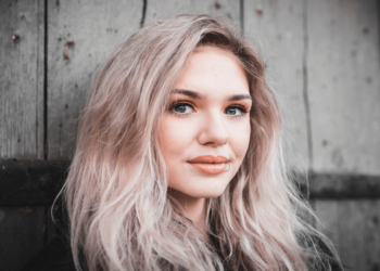 Kim (32): “Ik ben woest op mijn familie omdat ze niet op mijn hond willen passen als ik op vakantie ga”