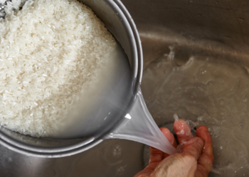 Let op: China zou plastic rijst tussen normale rijst verwerken (Zo kun je het herkennen)