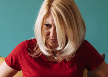 Marjan (42): “Door de houtkachel van mijn buren heb ik last van mijn luchtwegen”