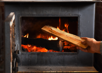 Marjan (73): “Iedereen zegt dat mijn houtkachel niet duurzaam is, maar ik doe hem lekker aan”