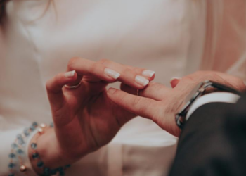 Marlies (45): “Hoeveel stop ik in de cadeau-envelop op de bruiloft van mijn beste vriendin?”