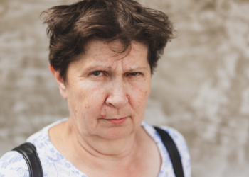 Mieke (59): “Mijn buurman doet niks aan zijn dakgoot, maar het water stroomt wel mijn tuin in”