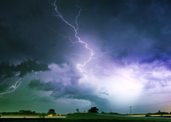Je wordt gewaarschuwd: Noodweer op komst, advies om binnen te blijven indien mogelijk!