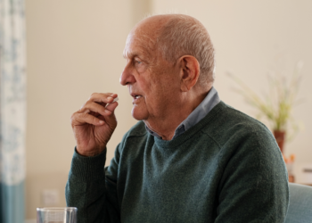 Ron (70): “Ik blijf gewoon met cash betalen, ook al zeggen ze dat alles digitaal moet zijn”