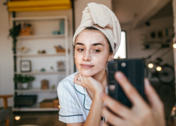 Stella (24): “Een whatsappje afsluiten met ‘groetjes’ kan écht niet meer”