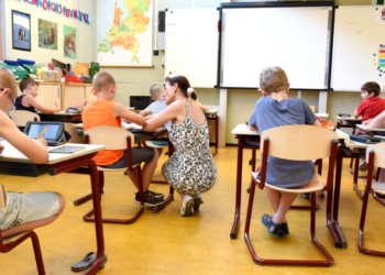 Stoeltjes in klaslokaal te klein voor steeds dikkere jeugd: “Er zijn grotere stoeltjes nodig”