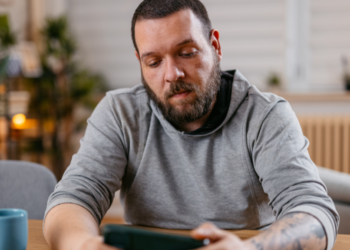 Timo (38): “De buurt-groepsapp is niks anders meer dan zeikende mensen die zich overal mee bemoeien”