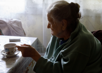 Truus (77): “Vroeger kwamen we bij elkaar langs of belden we met elkaar, nu stuurt men simpel een appje”