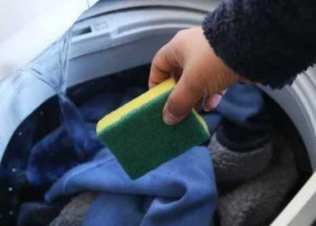 Waarom je afwasspons eigenlijk in de wasmachine hoort: Dit geheim maakt alles makkelijker