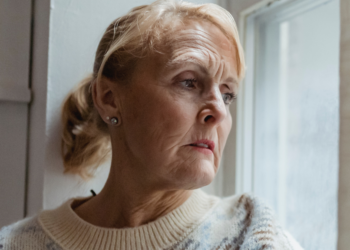 Wina (66): “Het lijkt hier nu al een kermis.. Kerstverlichting in de voortuin zou verboden moeten worden”