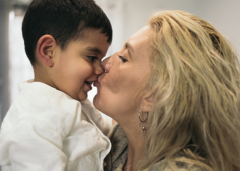 Ahmad (45): “Je kind op de mond kussen kan echt niet, dat doe je met je partner”