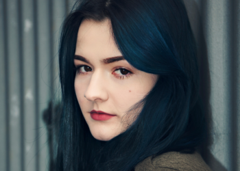 Amy (23): “Ouderen vinden ons verwend, maar ze kochten een huis voor de prijs van een schuurtje”