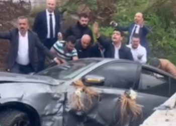 Chaos bij Turkse bruiloftstoet: Peperdure auto belandt toeterend in een greppel