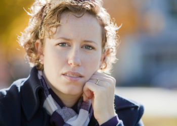 Claire (36): “Mensen zetten steeds hun auto op de laadplek voor elektrische auto’s, daar horen die vervuilende dingen niet”