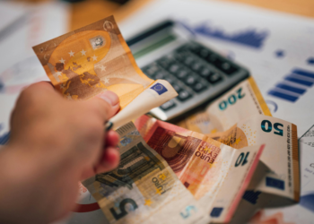 Dit verandert op 1 januari 2025: Trein wordt duurder, huren omhoog en elektrische auto’s krijgen wegenbelasting