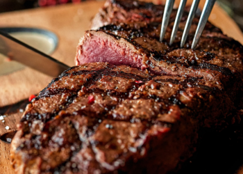 Dit zit er écht in je biefstuk: Het is geen bloed, maar iets heel anders