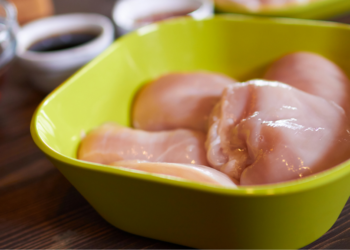 Echt schokkend: Dit zit er in die goedkope kipfilet van de supermarkt