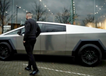 Eerste Tesla Cybertruck in Nederland: Nieuwe eigenaar vindt ‘m spuuglelijk