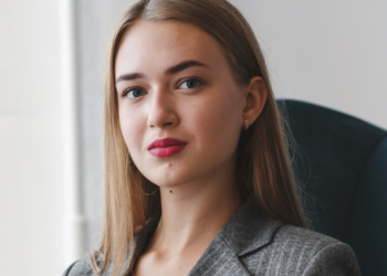 Eva (29): “Het moet verboden worden dat ouderen in grote huizen blijven wonen, zij moeten plek maken voor starters”