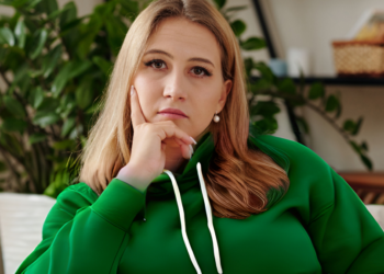 Eva (32): “Mijn dochter wil helaas niet vaak mee naar opa en oma, maar nu zijn mijn ouders boos op mij”