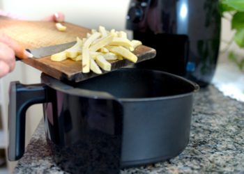 Experts slaan alarm: Meerdere meldingen dat airfryers mogelijk naar je gesprekken luisteren