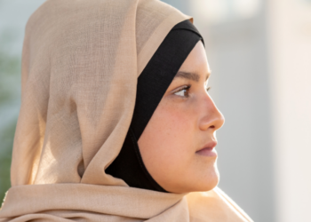 Farah (25): “Ik ben klaar met de ‘verplichte gezelligheid’ rond kerst op werk, het past niet bij mijn geloof”