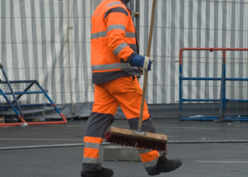 Giel (43): “Mijn kinderen schamen zich voor mijn baan als ‘medewerker openbare ruimte’, maar ik ben trots”