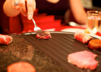 Gourmetten zonder dat je hele huis naar vlees ruikt: De truc die niet veel mensen weten