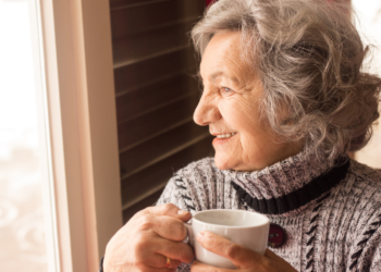 Hanneke (70): “Mijn kleinkinderen moeten genderneutrale kleding dragen, maar als ze bij mij zijn kleed ik ze stiekem normaal”