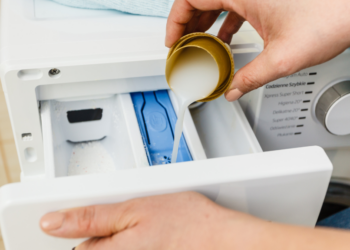 Het geheim van wasserettes: “Doe eens 3 druppels shampoo in de wasmachinelade”