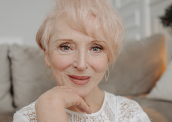 Janine (64): “Vrouwen van 50+ kunnen geen lang haar meer hebben. Knip het af, dat ziet er verzorgder uit”