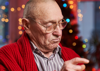 Joop (74) ziet op tegen een eenzame kerst: “Ik heb gelukkig nog wat sfeervolle lampjes en versiering”