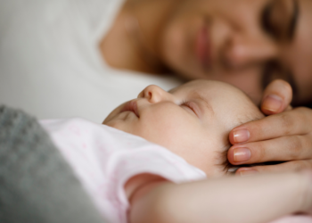 Kinderarts: “Kinderen moeten tot hun 3e jaar bij hun moeder in bed slapen”