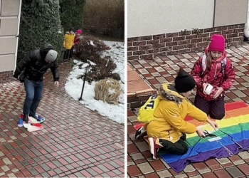 Kinderen repareren regenboogvlag met tape nadat een man de vlag kapot had gescheurd